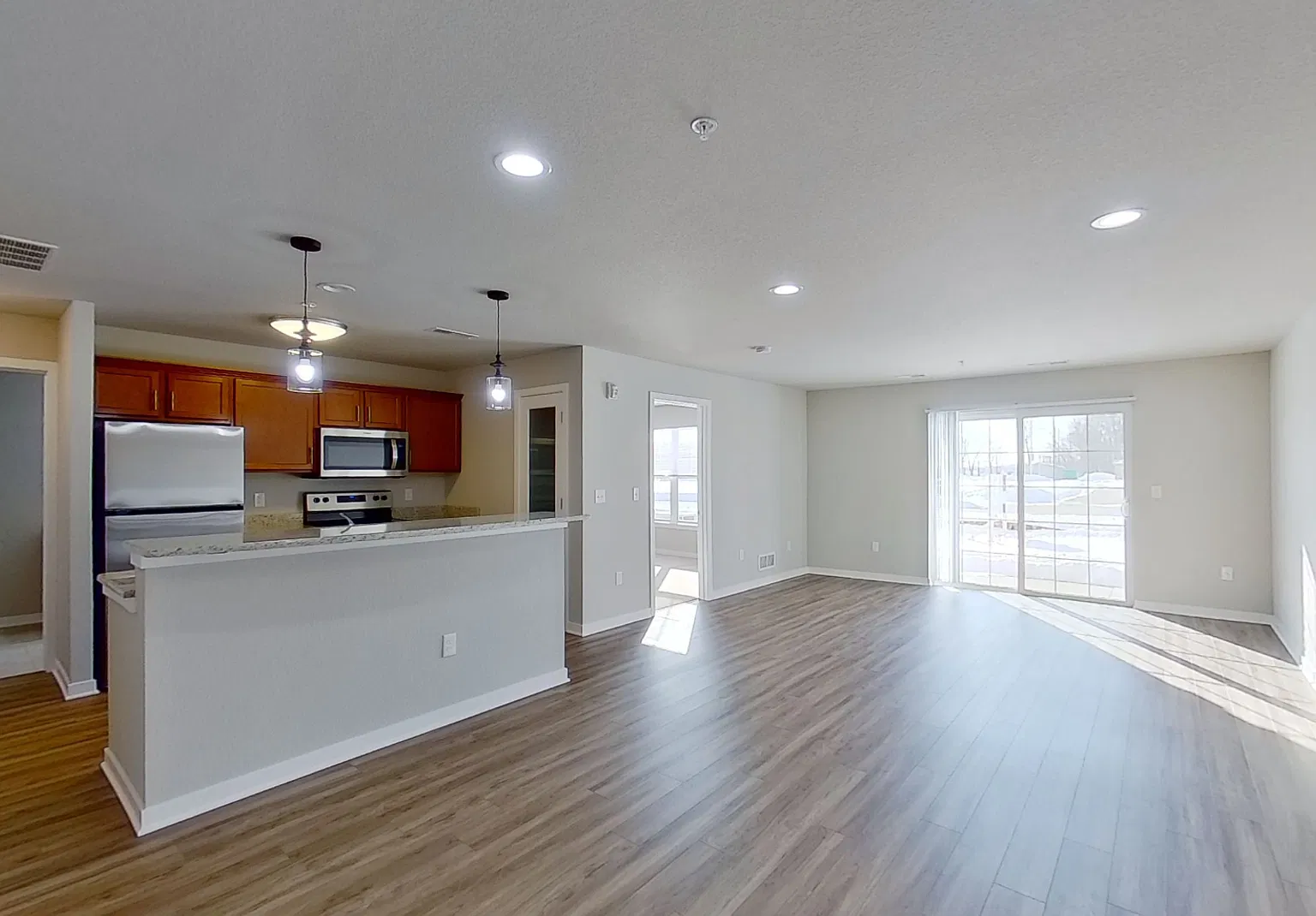 Like New Condo Style Lower 1 Bedroom 1 Bathroom Apartment — Photo 1