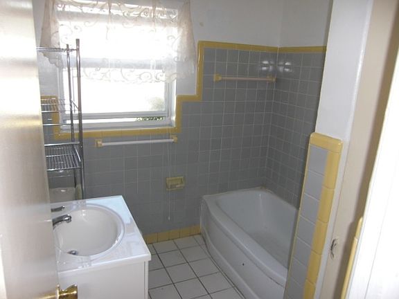 4th image of 3542 Edgewater Dr