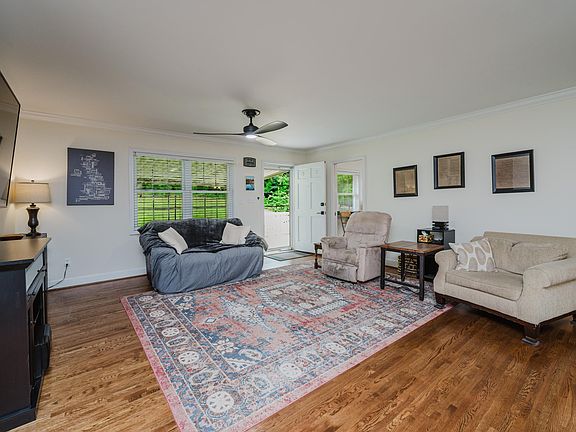 4th image of 1577 Berry Rd