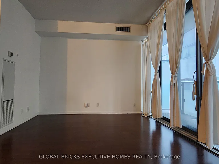832 Bay St #501 — Photo 12