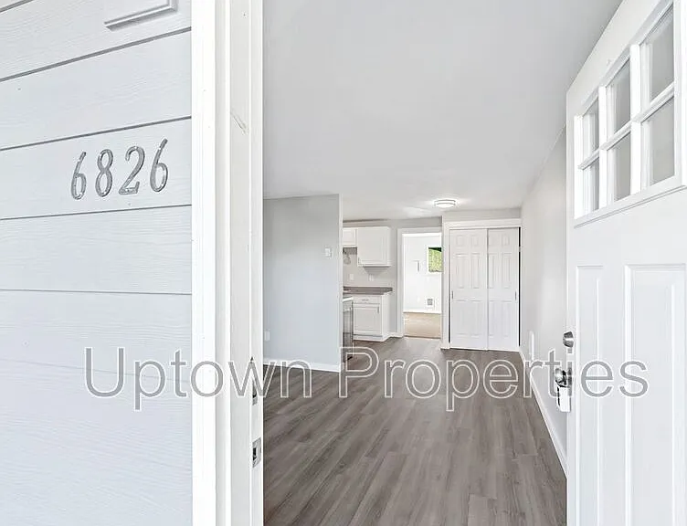 6822 N Richmond Ave — Photo 2