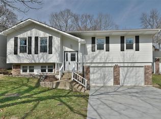 525 Treetop Village Dr, Ballwin, MO 63021