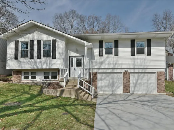 525 Treetop Village Dr, Ballwin, MO 63021