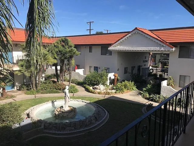 2 bed, 1100 sqft, $2,400 — Photo 3