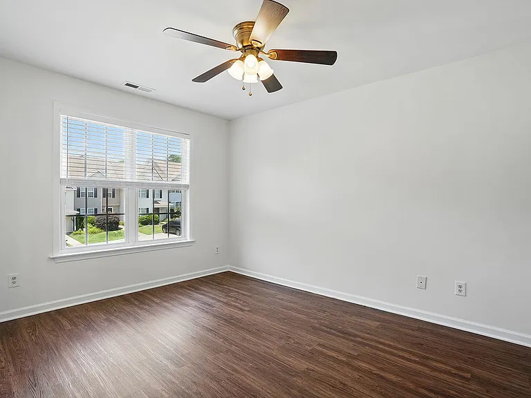 401 Whitehall Ct — Photo 7