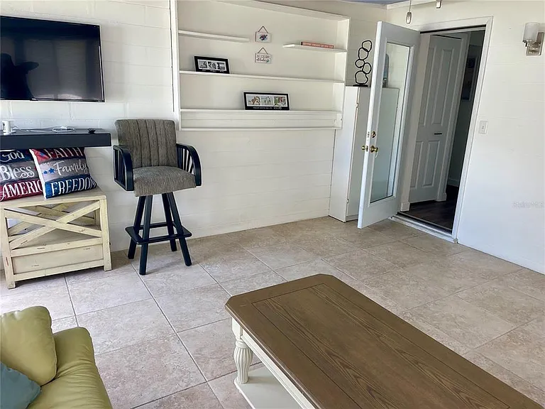 5242 Riverside Dr — Photo 8