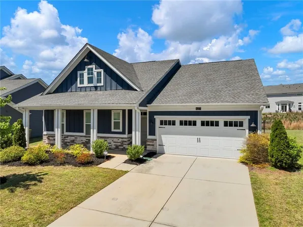 627 Michigan Cir, Hoschton, GA 30548