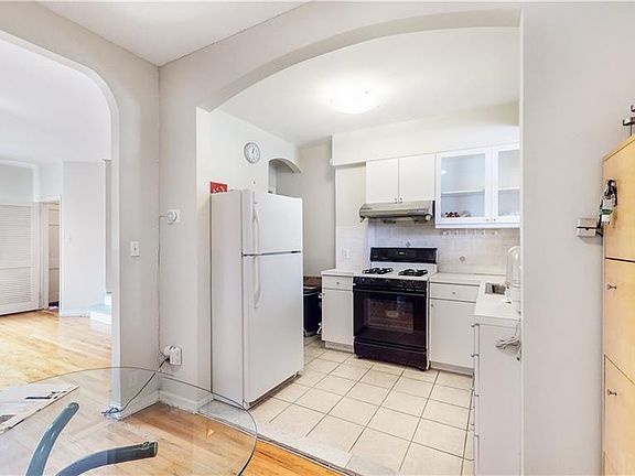 4th image of 262 Bay 13 St