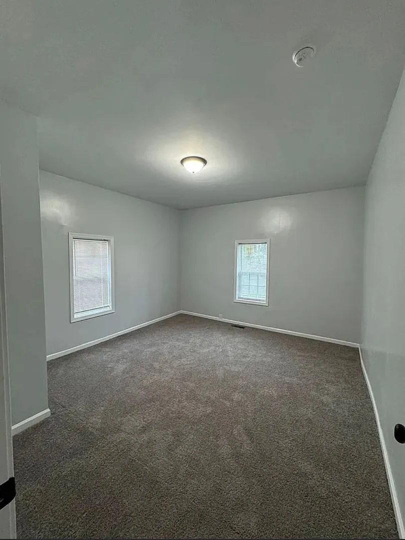 Updated 2 Bed 2 Bath Near Downtown — Photo 3