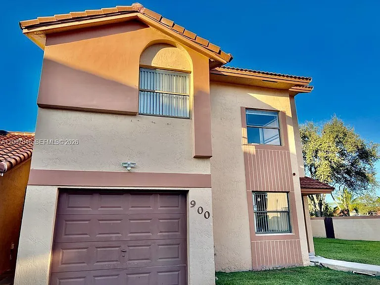 900 SW 113th Ter — Photo 2