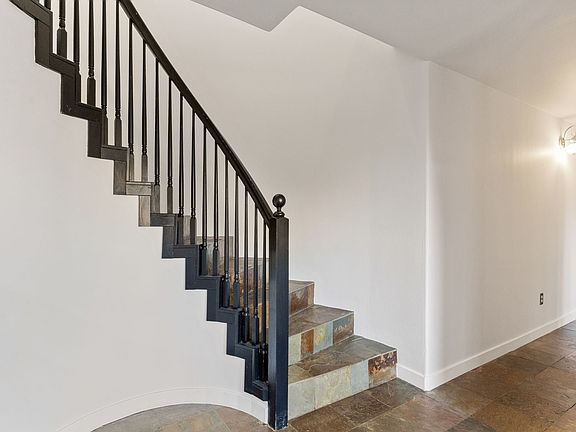 3rd image of 301 Canyon Pl