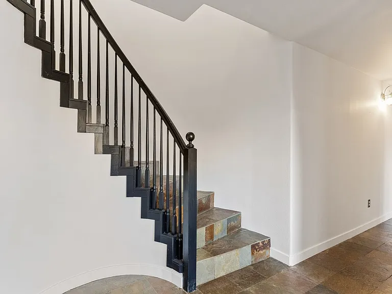 301 Canyon Pl — Photo 3