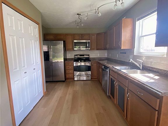 4th image of 408 Deerwood Dr
