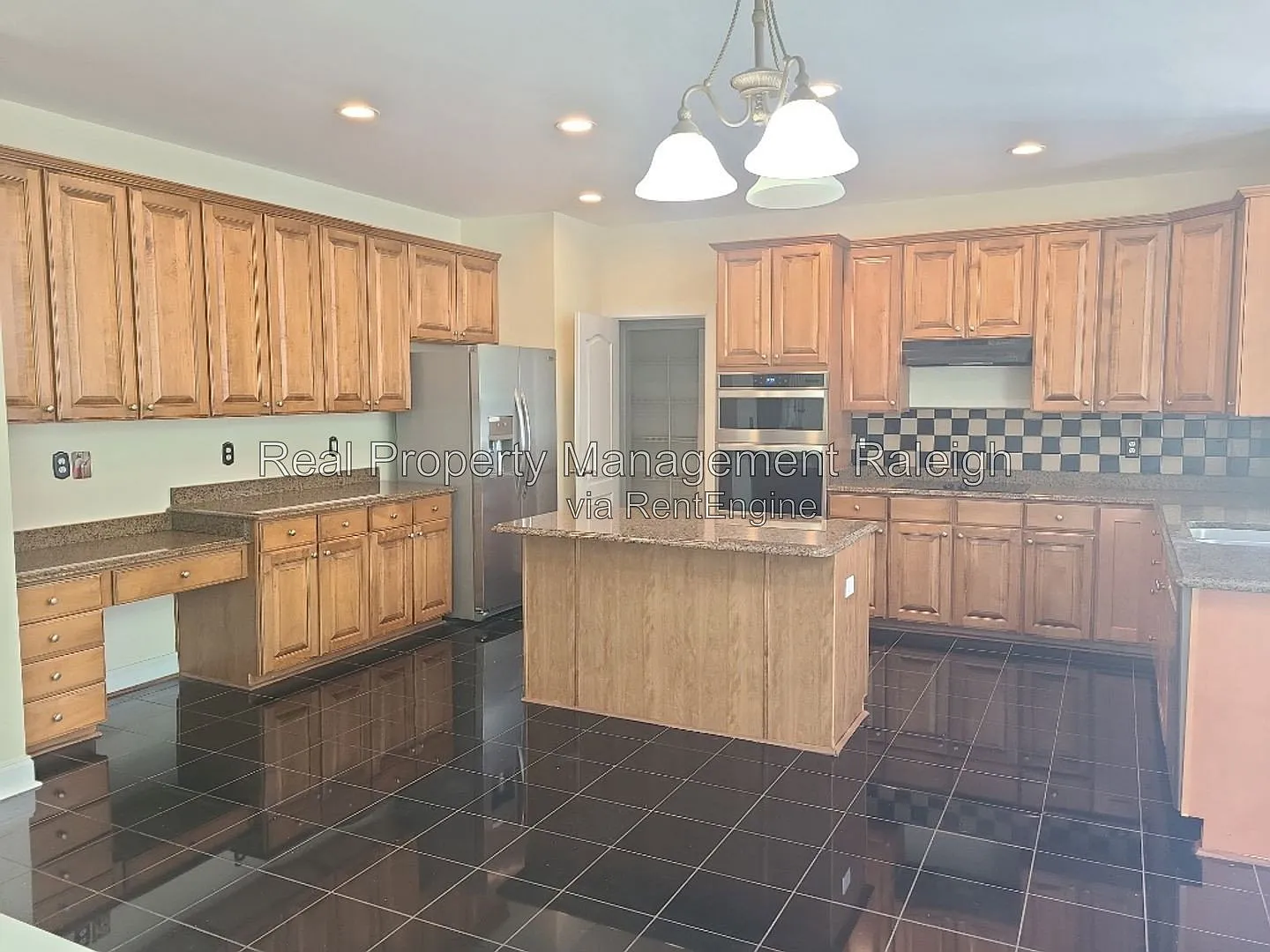 4 bed, 3.5 bath, 4459 sqft, $3,300 — Photo 3