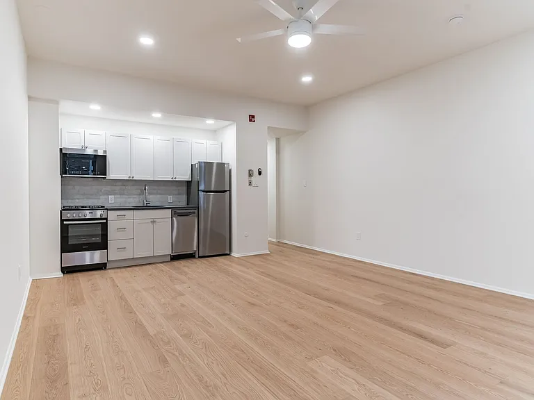 Franklin House Apartments — Photo 22
