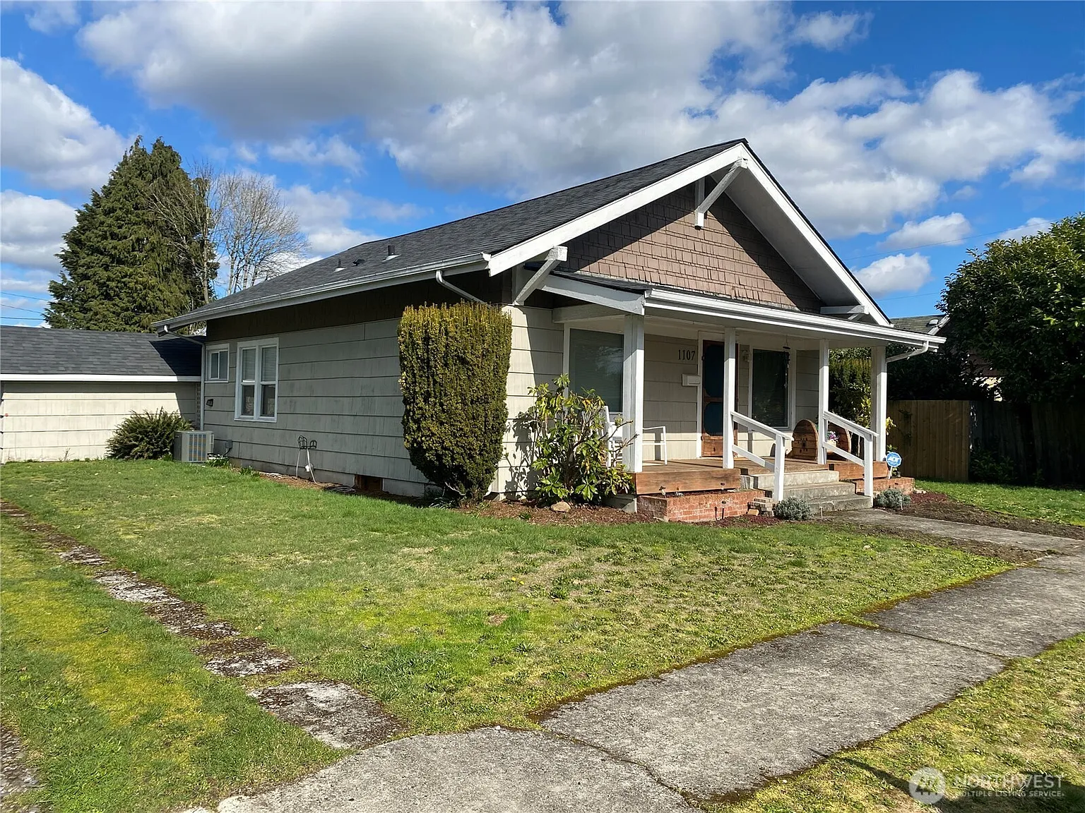 1107 W Walnut St photo 1