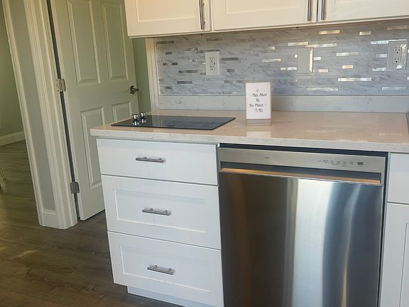 All utilities inclused 2 bedroom home apartment for rent in New Port Richey -FL. Kitchen with cook top and dishwasher.