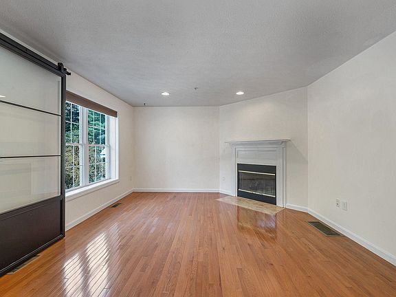 4th image of 4 Georgetowne Drive #4