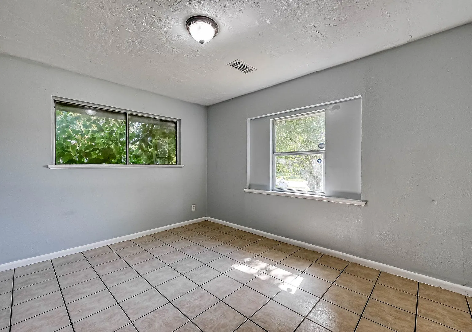 Charming Houston Home with 4 BR and 2 Baths, Easy Access to Shopping & Dining — Photo 4