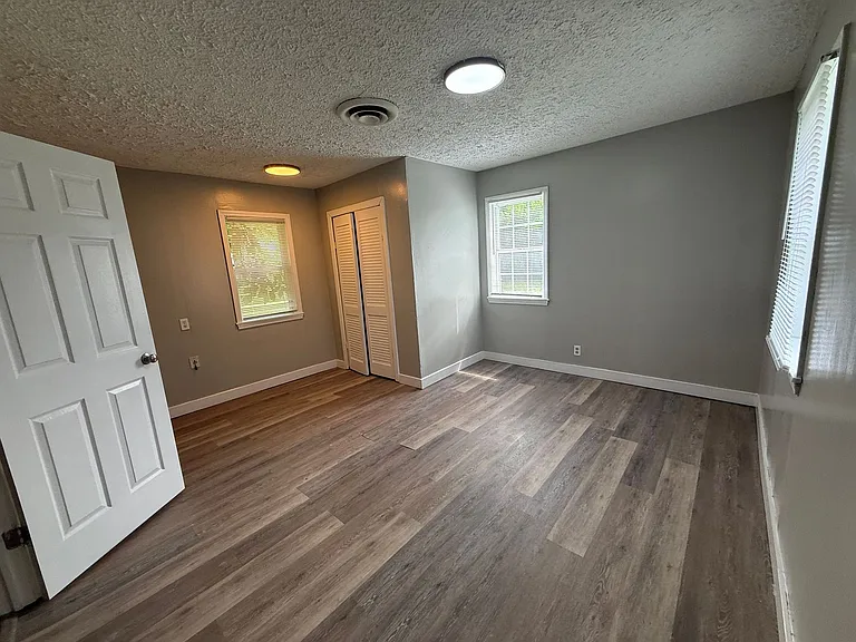 2204 S Vine St — Photo 6