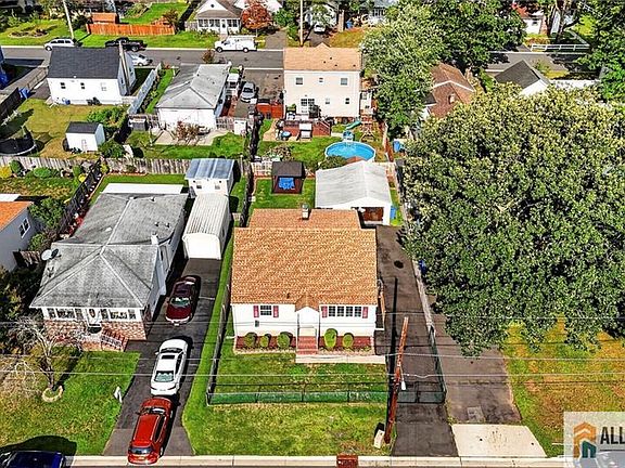 2nd image of 18 Woodland Rd