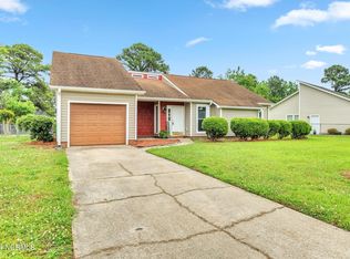 2460 Saddleridge Dr, Midway Park, NC 28544