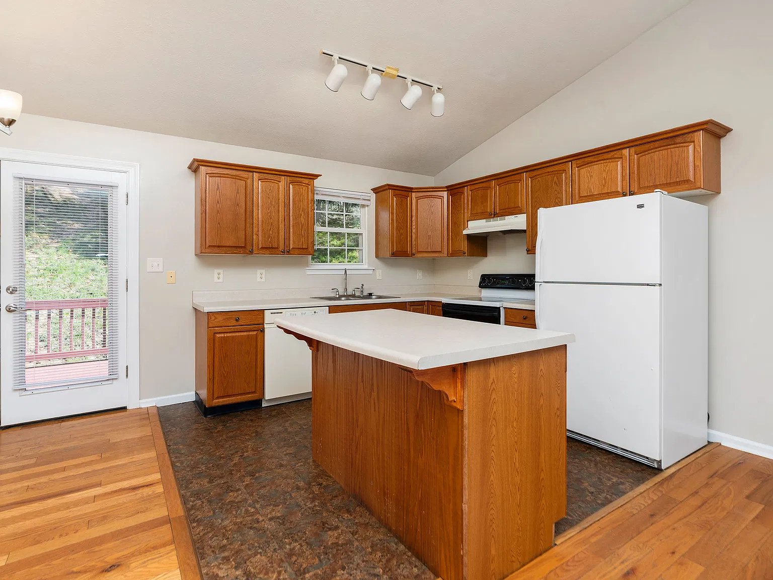 3 bed, 1115 sqft, $1,795 — Photo 3