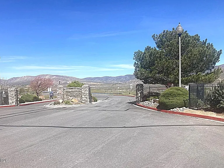 1086 Tee Dr — Photo 3