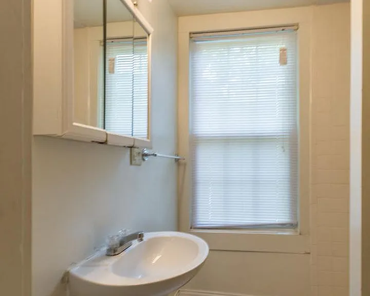 628 University - 7-bed/3-bath - Brand new flooring! — Photo 19