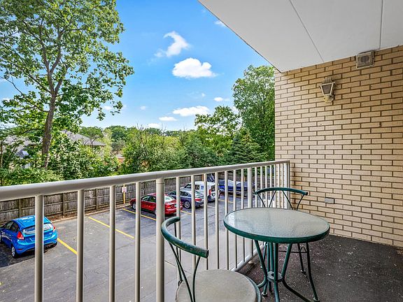 5th image of 440 E Montrose Ave APT 210