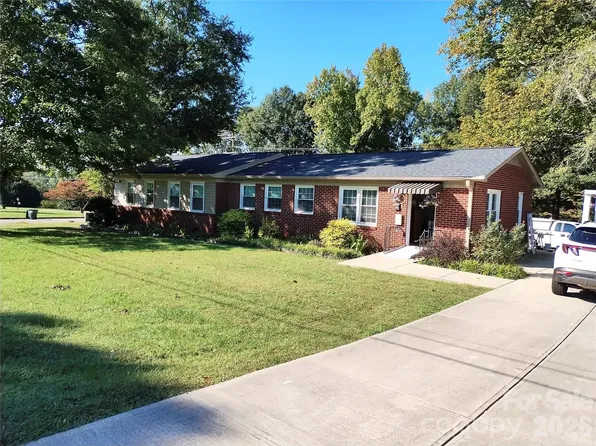 300 W J St, Newton, NC 28658