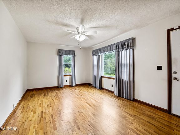 3rd image of 124 Well St