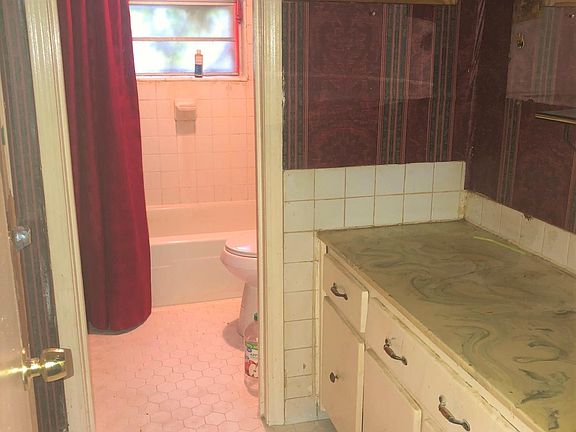 3rd image of 5561 Caroline Dr
