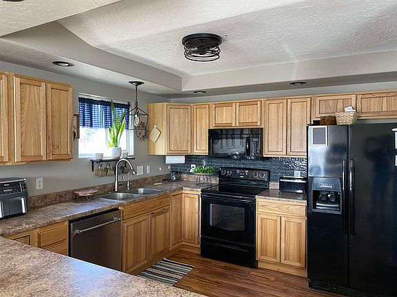 4th image of 3020 W 4th St.