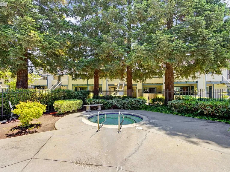 302 Sequim Cmn — Photo 11