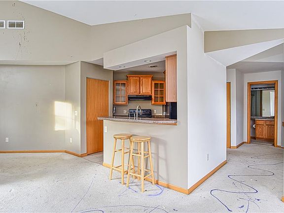4th image of 102 S Water Side Ct Unit 2