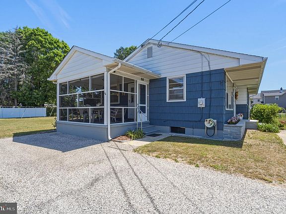 3rd image of 810 W Summer Rd