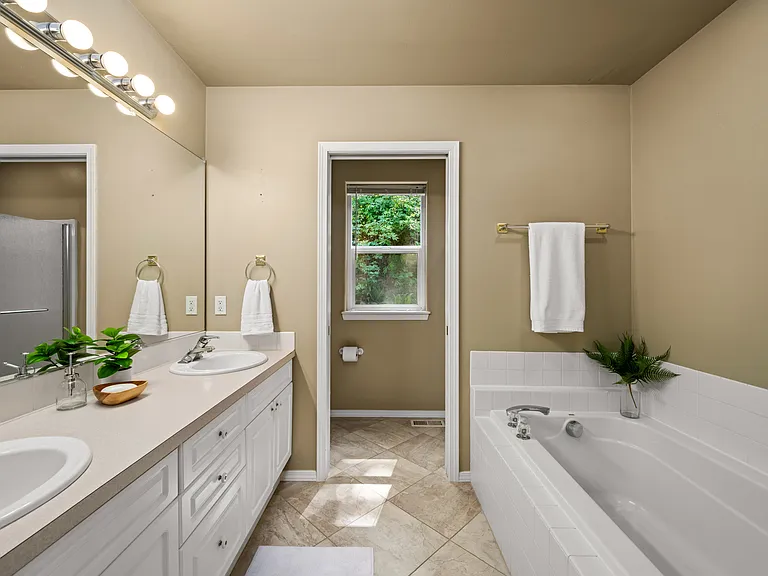 1405 Edwards St — Photo 12