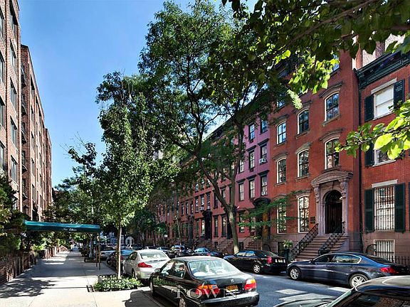 5th image of 211 E 18th St APT 4W