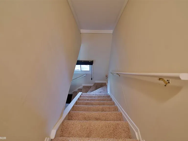 564 Stratford Rd — Photo 2