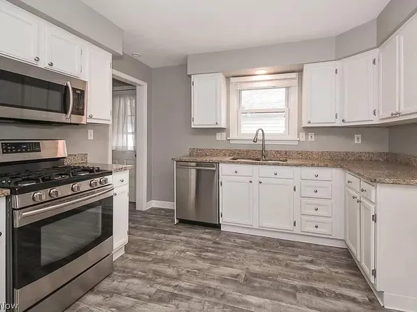 211 Moore Rd, Avon Lake, OH 44012
