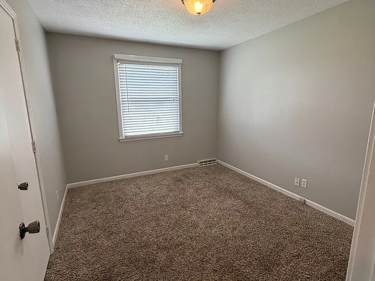 160 E Regent Dr — Photo 19