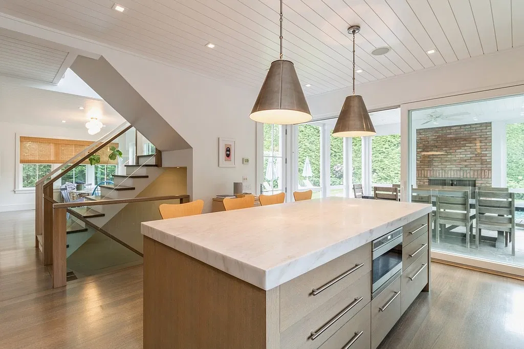 Chic Village Home — Photo 2