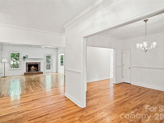 3rd image of 2059 Malvern Rd