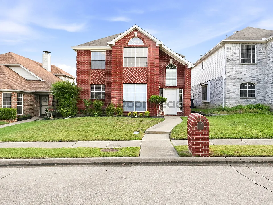1352 Mae Dr