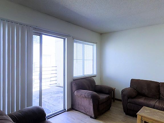 4th image of 907 W Oregon St #304