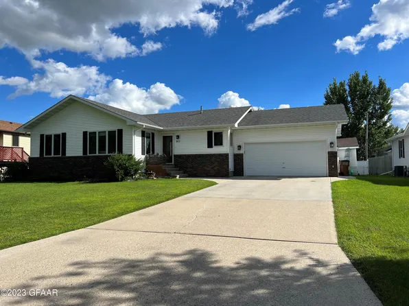 911 21st St NW, East Grand Forks, MN 56721