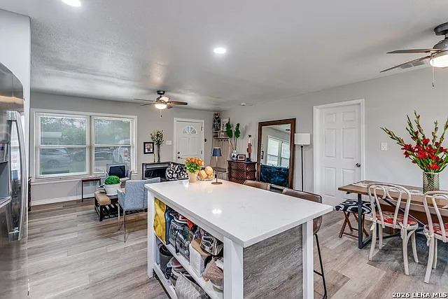 4 bed, 2.0 bath, 996 sqft, $1,800 — Photo 2