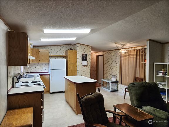 3rd image of 1289 SE Carl Pickel Drive