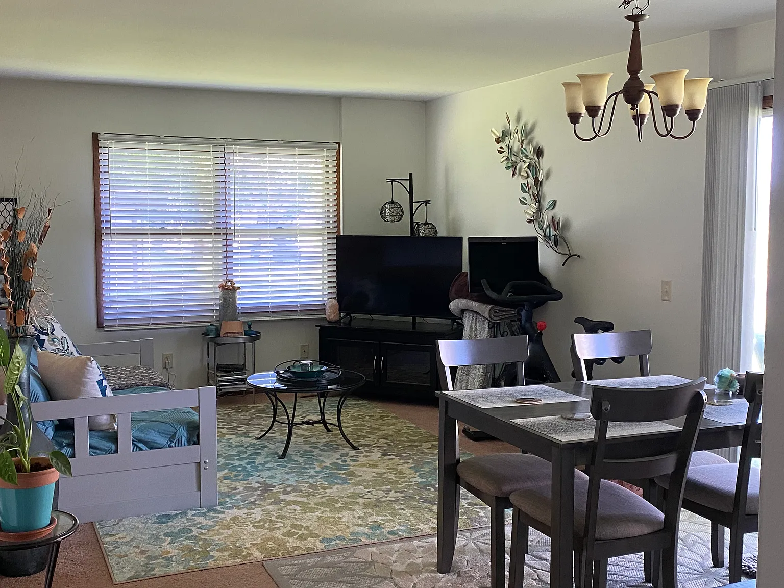 2 bed, 900 sqft, $1,200 — Photo 1